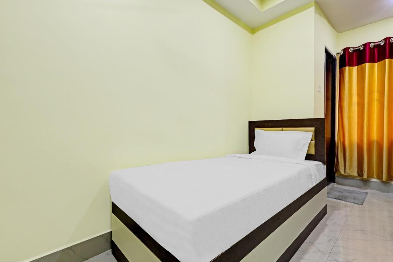 Capital O 85514 Kalpana Hotel Guwahati Luaran gambar
