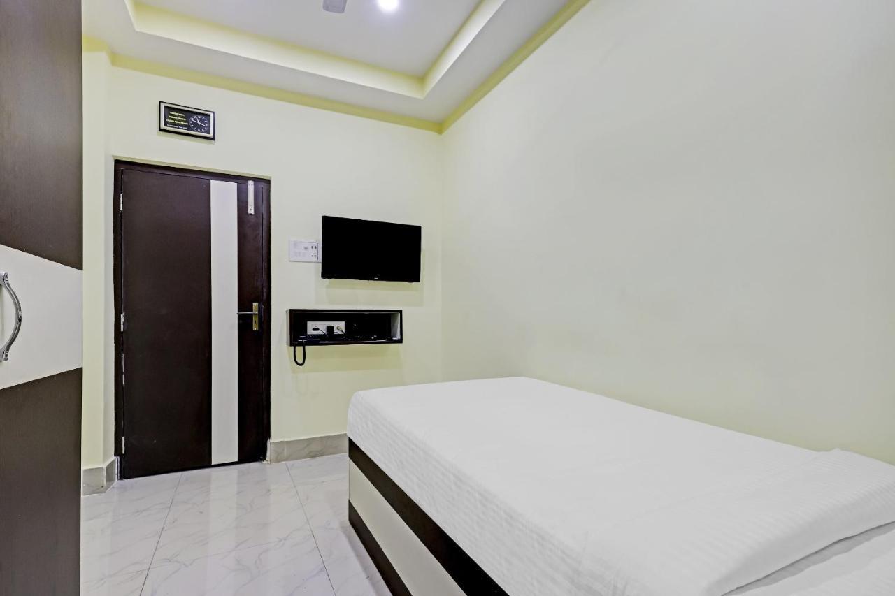 Capital O 85514 Kalpana Hotel Guwahati Luaran gambar