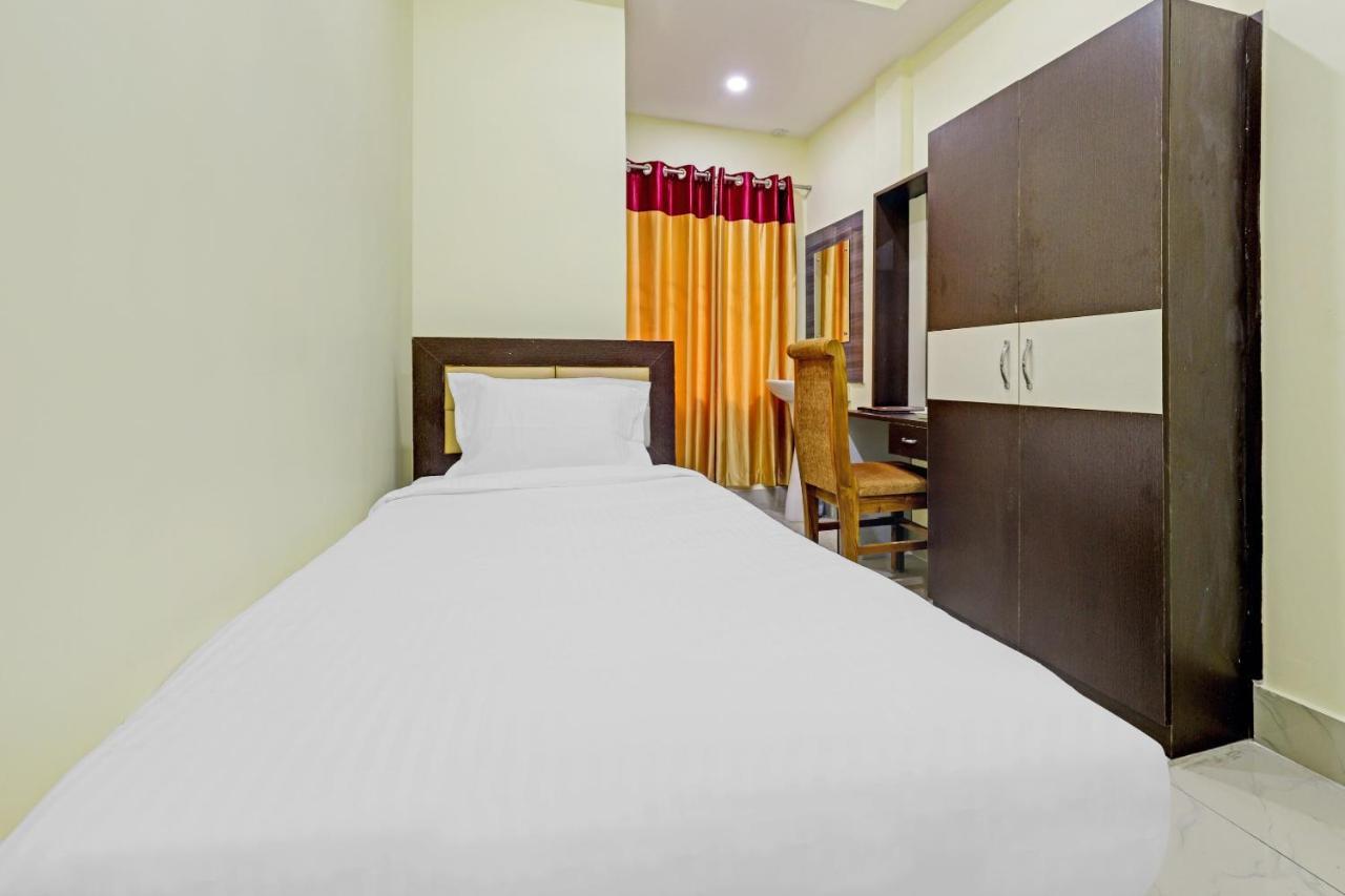 Capital O 85514 Kalpana Hotel Guwahati Luaran gambar