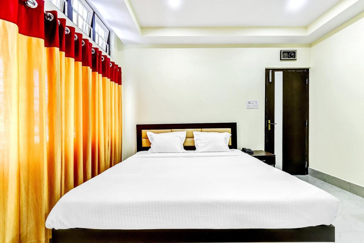 Capital O 85514 Kalpana Hotel Guwahati Luaran gambar