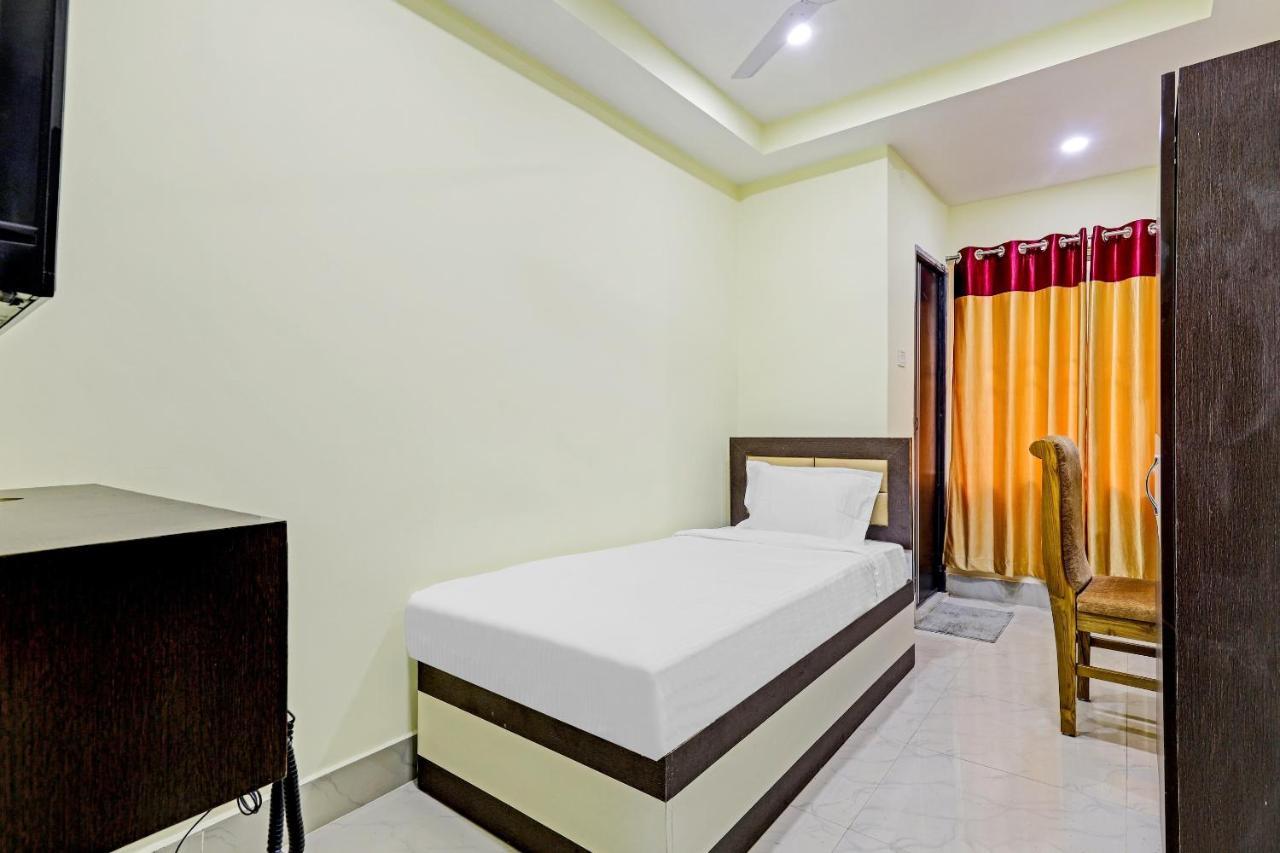Capital O 85514 Kalpana Hotel Guwahati Luaran gambar