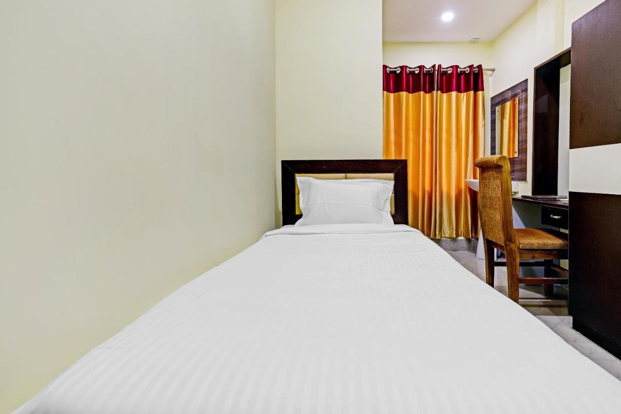 Capital O 85514 Kalpana Hotel Guwahati Luaran gambar