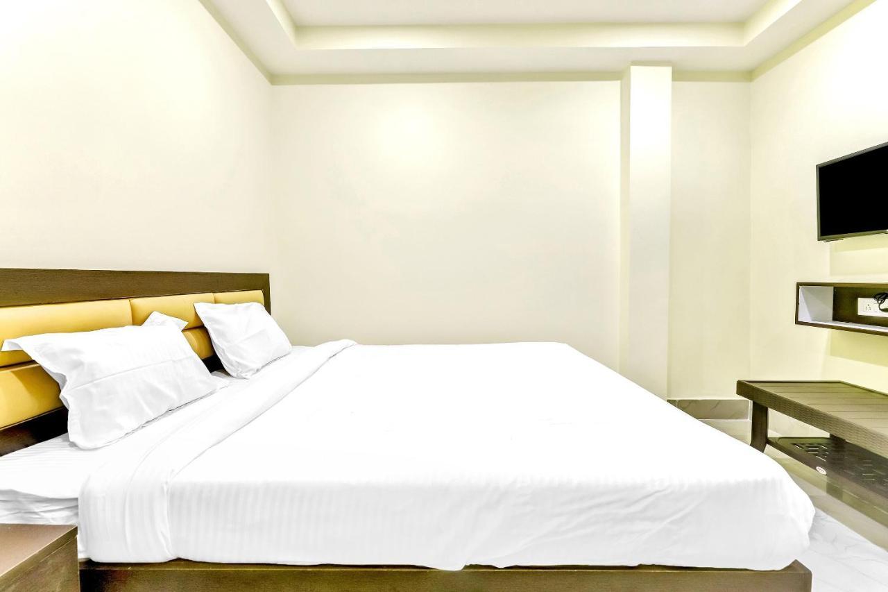Capital O 85514 Kalpana Hotel Guwahati Luaran gambar